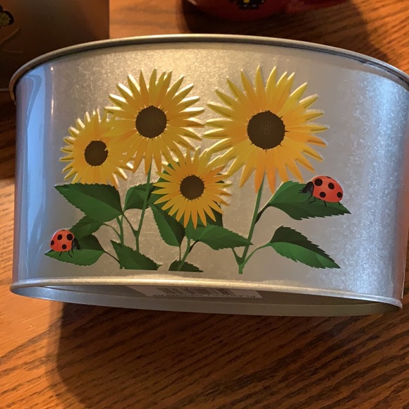 Floral metal bins - Picture 2 of 3